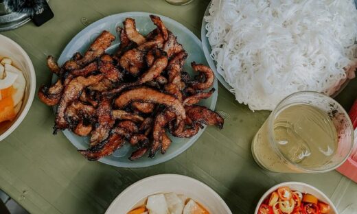 MasterChef champion enjoys food tour in Hanoi