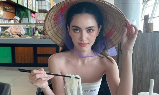 Thai actress Mai Davika wears conical hat, enjoys Vietnamese pho