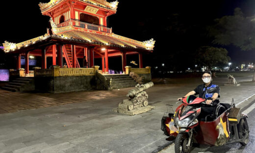 Disabled young man drives a three-wheeled vehicle through 32 provinces and cities