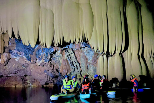 The beauty of a newly discovered cave in the middle of Truong Son forest