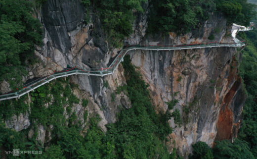 A daredevil experience: check out four glass bridges in Vietnam