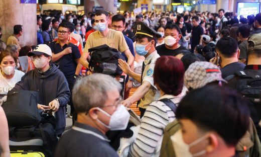 Vietnamese carriers selling tickets before Tet travel rush