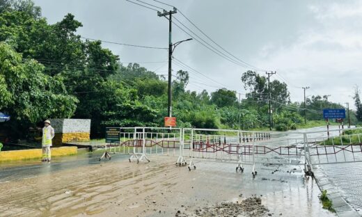 Da Nang suspends tourism on peninsula as rains cause landslide risks