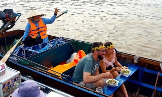 Foreign tourists enjoy Mekong Delta’s largest floating market