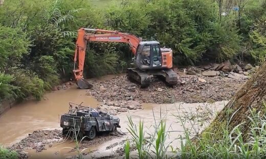 Flood sweeps away jeep, 4 Korean tourists dead