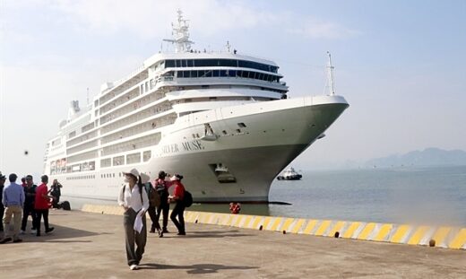 Two cruise ships carry 1,200 foreign tourists to Quang Ninh