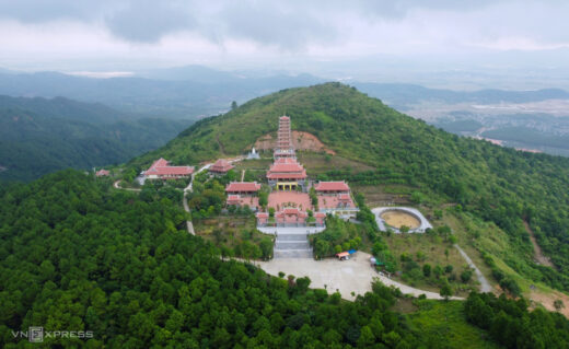 The temple on the mountain holds 4 Vietnamese records