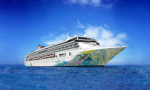 Cruise ship opens Vietnam's peak travel season