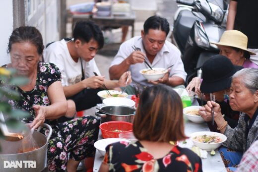 Cheapest vermicelli noodle shop in Ho Chi Minh City: 5,000 VND sold, sold out in just an hour
