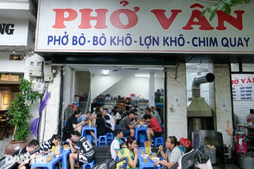 In the “fire dancing” pho restaurant, the broth is as clear as filtered water, owned by the owner of U70 in Hanoi