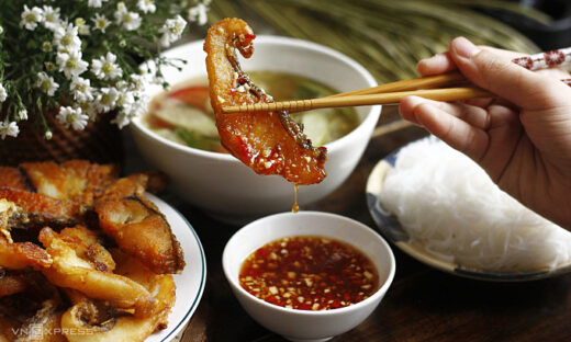 How to make Hanoi-style crispy fish noodles